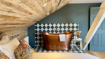 2 bedrooms, iron/ironing board, internet, bed sheets