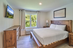 1 bedroom, desk, free WiFi, bed sheets - Ruby 313: 1BD | Great LOCATION + Shared Amenities! (Pigeon Forge)