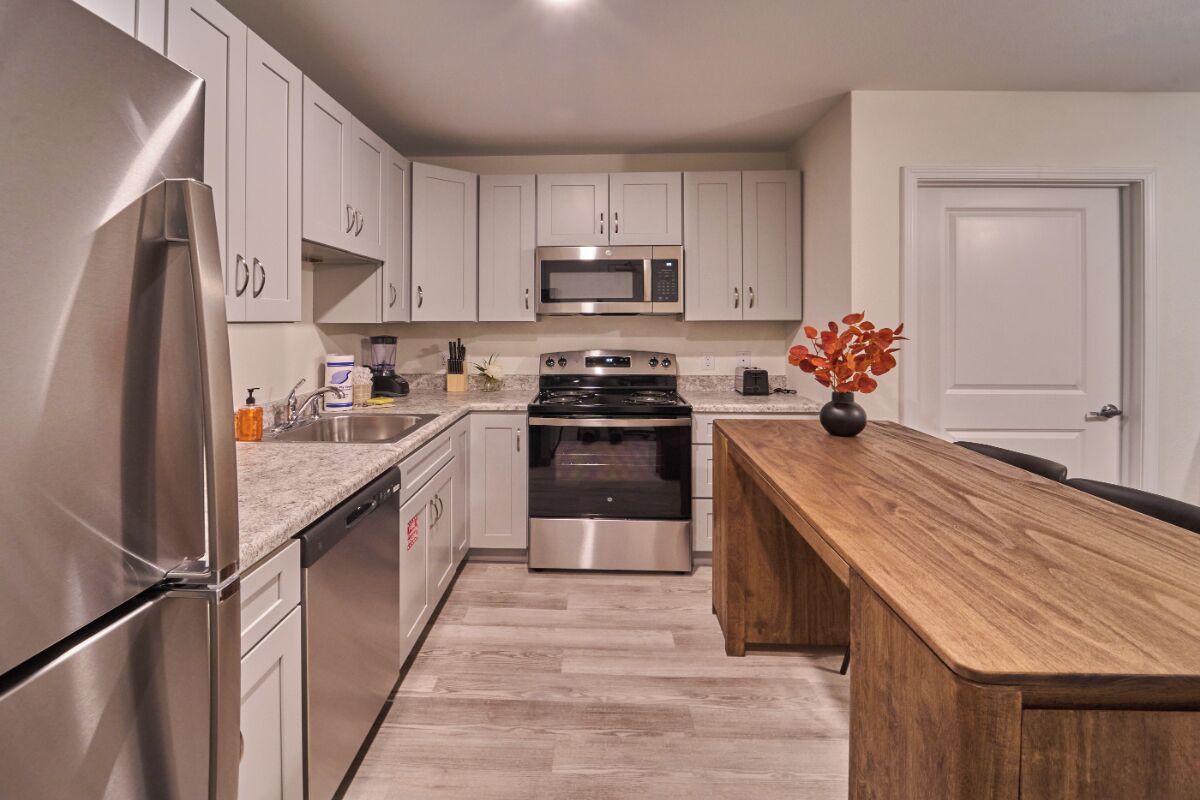 Réfrigérateur, four à micro-ondes, un four, surface de cuisson