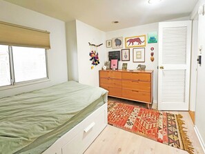 1 habitación, tabla de planchar con plancha, wifi gratis y ropa de cama