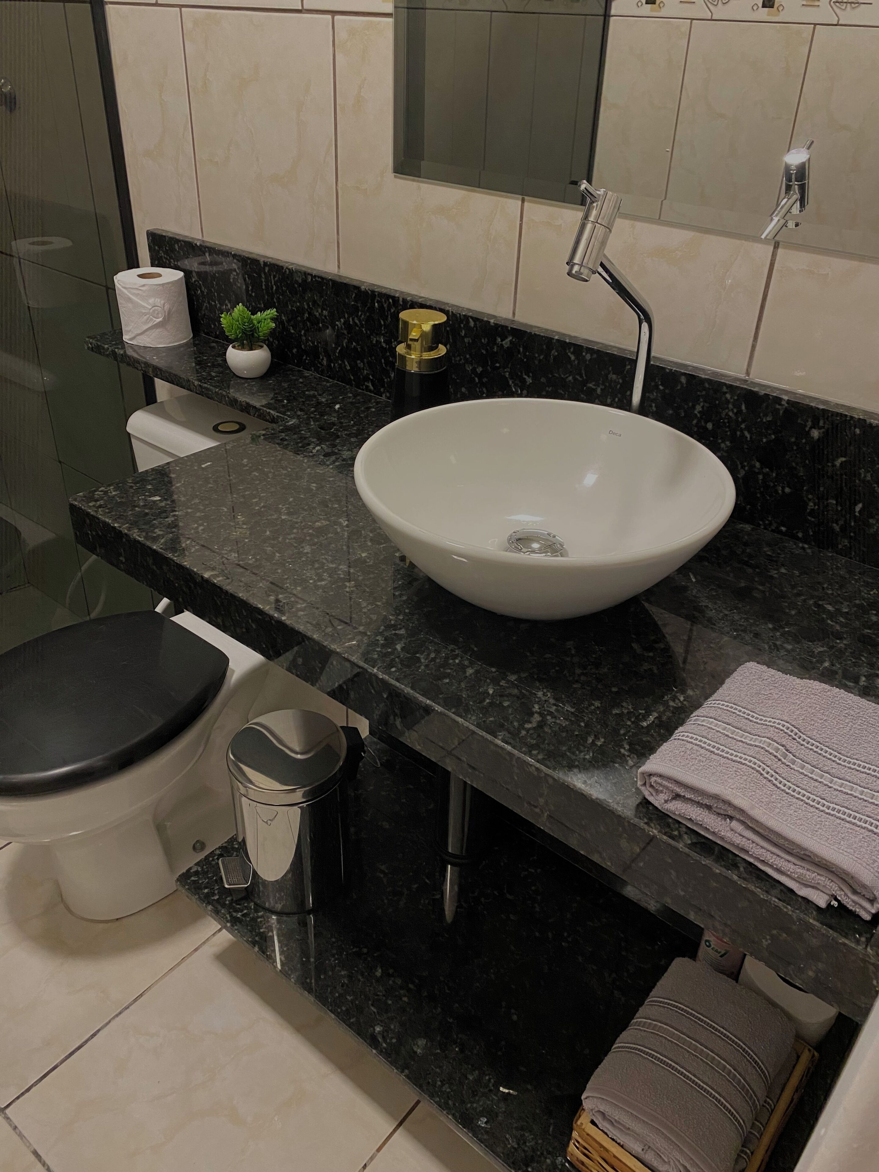 Suihku, hiustenkuivaaja, pyyhkeet, saippua