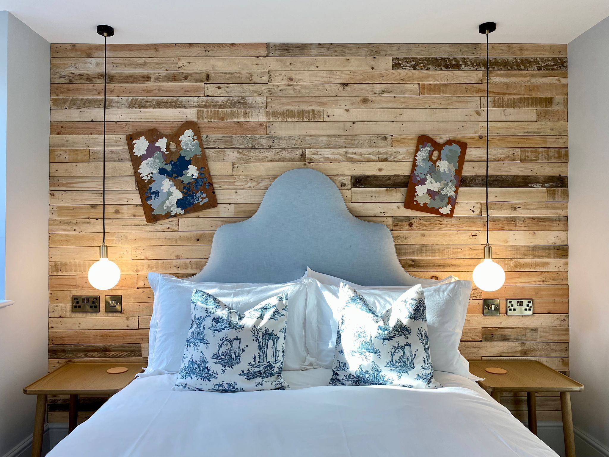 3 bedrooms, iron/ironing board, internet, bed sheets