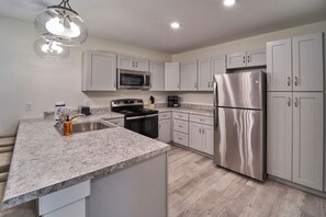 Fridge, microwave, oven, stovetop - Ruby 315: 2BD | Great LOCATION + Shared Amenities! (Pigeon Forge)
