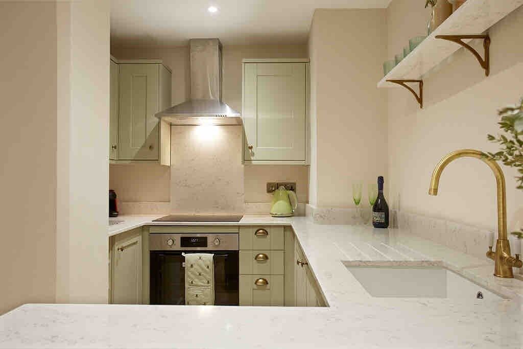 Kylskåp, mikrovågsugn, ugn och diskmaskin