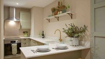 Kylskåp, mikrovågsugn, ugn och diskmaskin