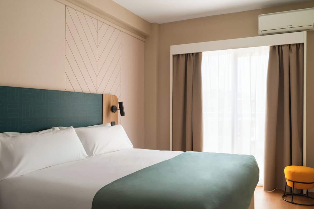 Queen Room with balcony | Individually decorated, individually furnished, desk, laptop workspace