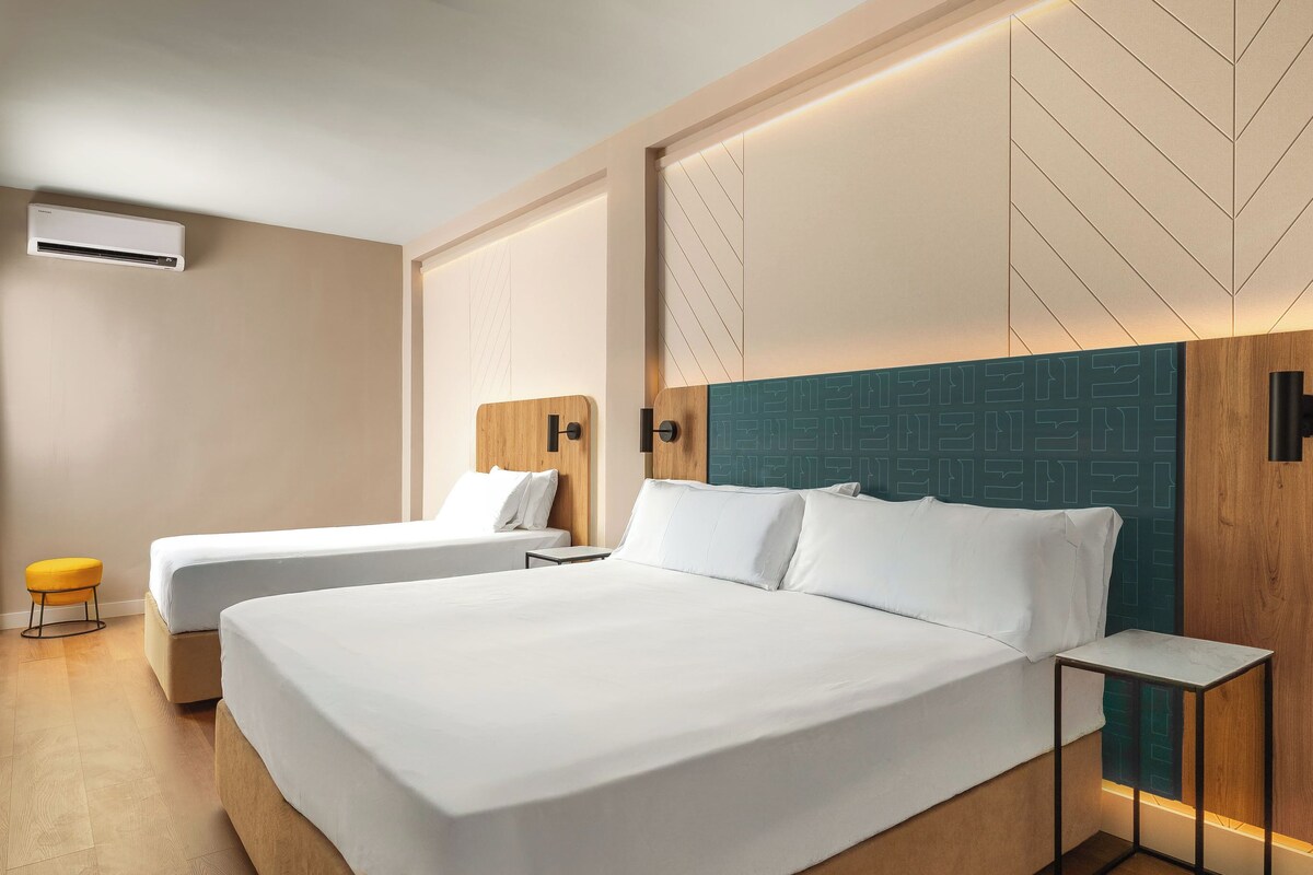 Triple Room | Desk, laptop workspace, blackout curtains, free WiFi