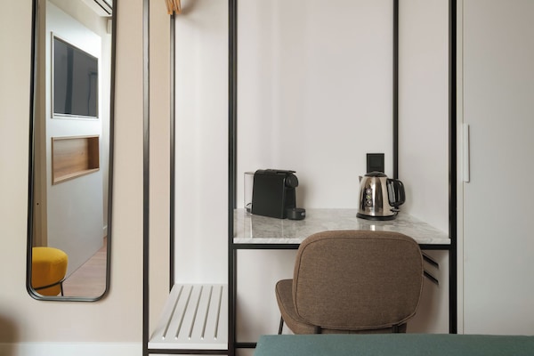 Zimmer, 1 großes Einzelbett | Individuell dekoriert, individuell eingerichtet, Schreibtisch