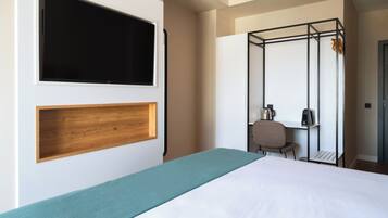 Comfort Queen Room with private terrace | Individually decorated, individually furnished, desk, laptop workspace