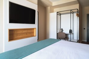 コンフォート ルーム キングベッド 1 台 テラス | 客室ごとに異なる装飾、客室ごとに異なるインテリア、デスク、ノートパソコン用作業スペース