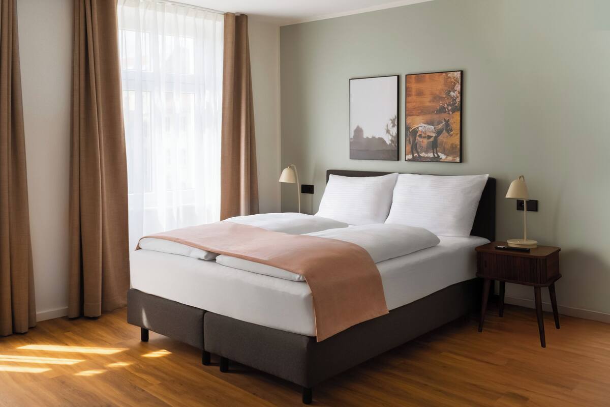 Queen Room | Individually decorated, individually furnished, desk, laptop workspace