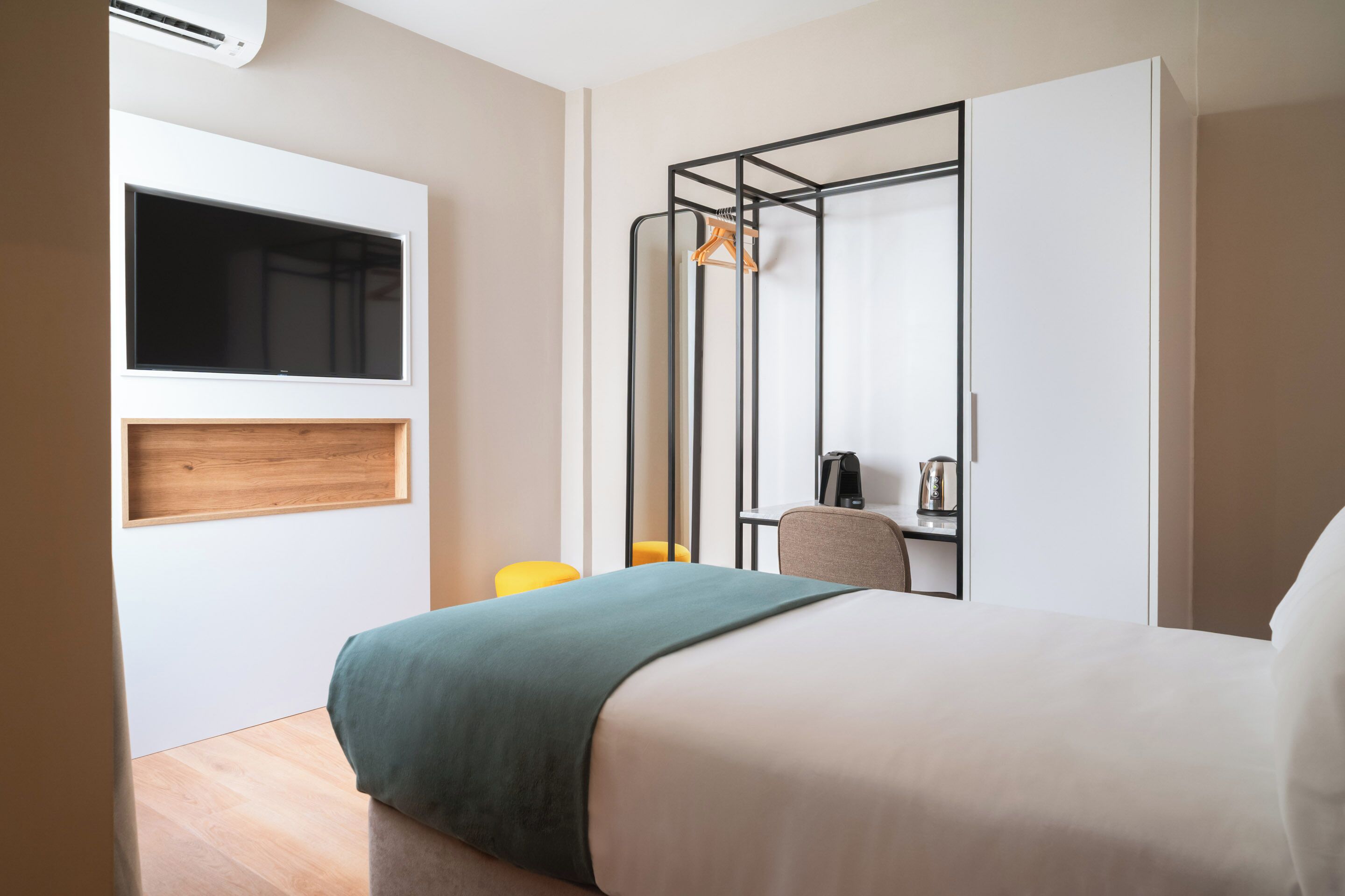 Habitación, 1 cama individual grande | Decoración individual, mobiliario individual, escritorio