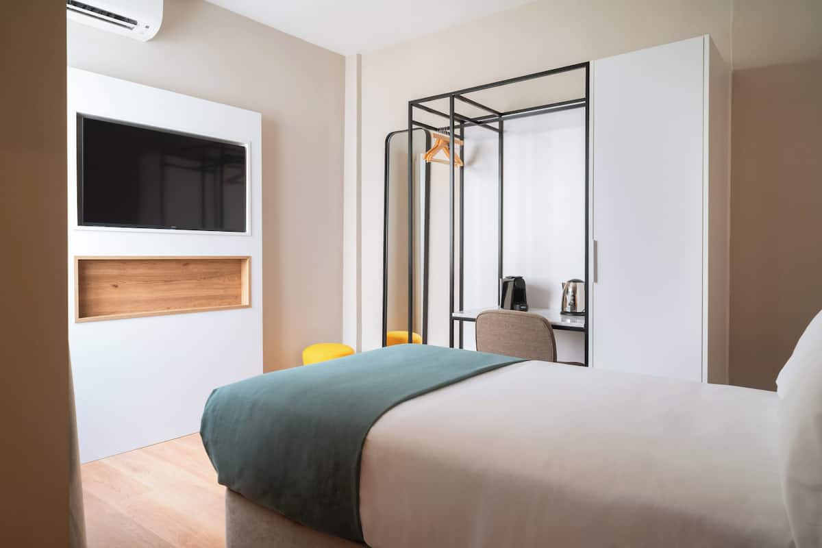 Single Room | Desk, laptop workspace, blackout curtains, free WiFi