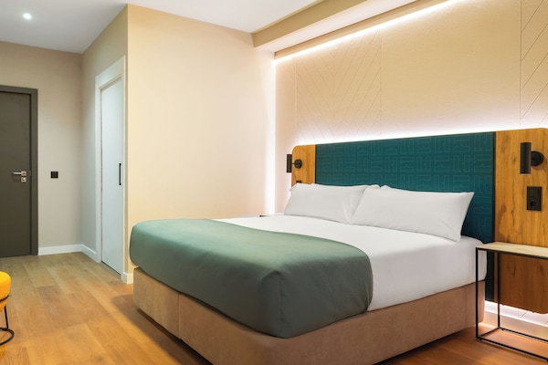 Comfort Queen Room wheelchair accessible | Individually decorated, individually furnished, desk, laptop workspace