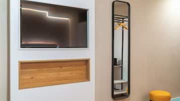 Quarto conforto | Individualmente decorados, individualmente mobiliados, escrivaninha