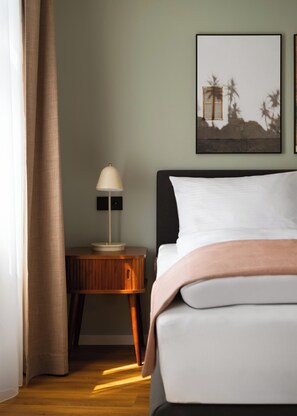 Queen Room | Individually decorated, individually furnished, desk, laptop workspace