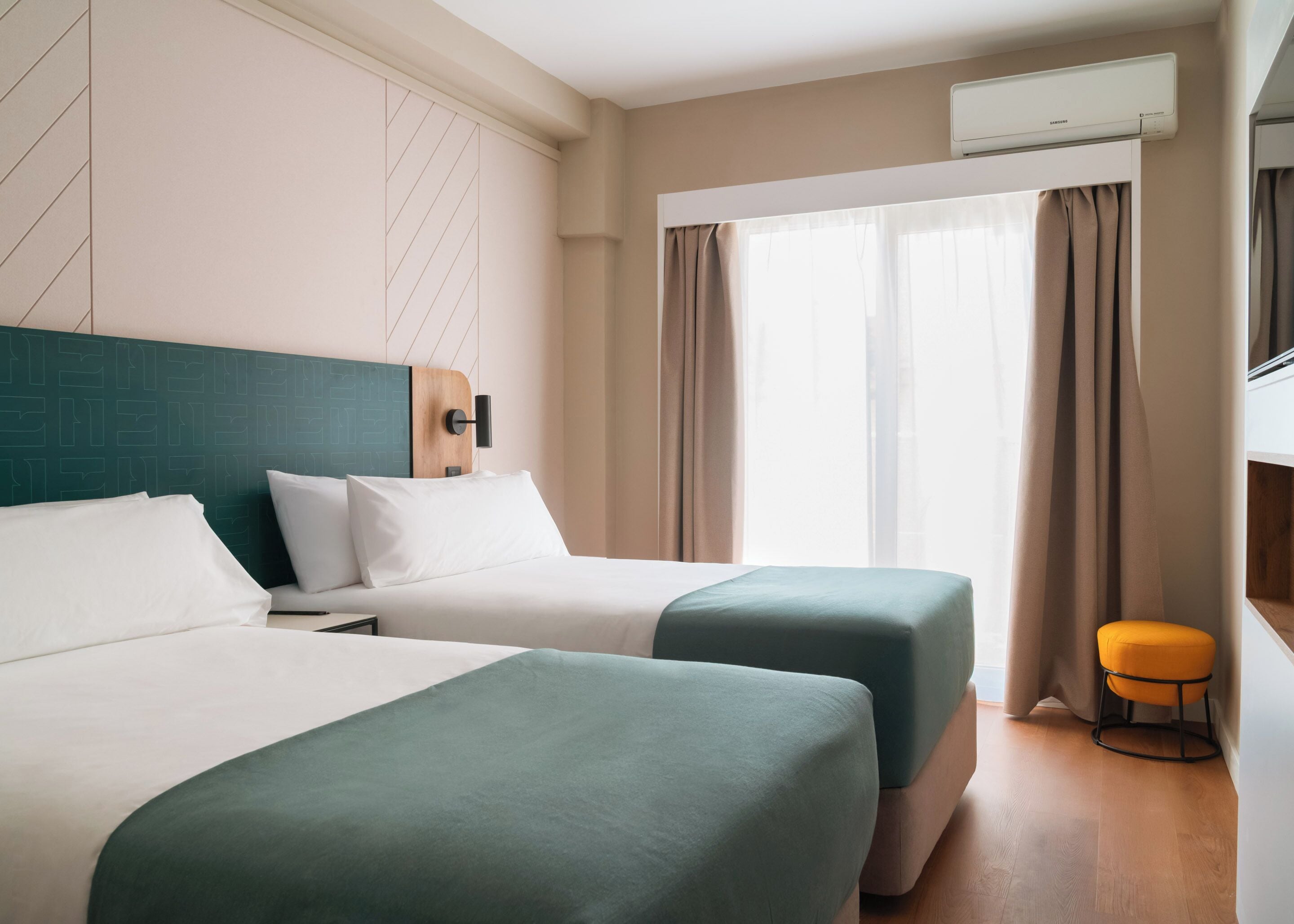 Habitación, varias camas, balcón | Decoración individual, mobiliario individual, escritorio