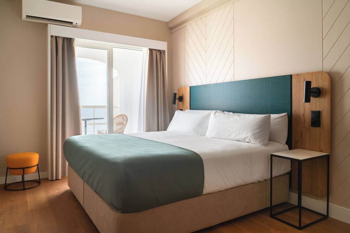 Queen Room with private terrace | Desk, laptop workspace, blackout curtains, free WiFi