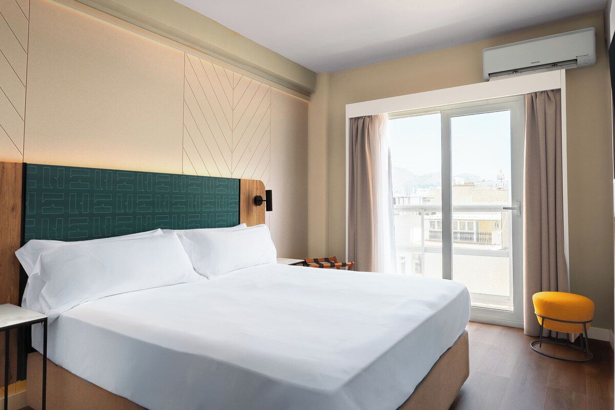 Queen Room with balcony | Desk, laptop workspace, blackout curtains, free WiFi