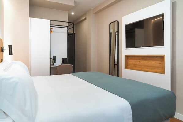 Queen Room | Individually decorated, individually furnished, desk, laptop workspace