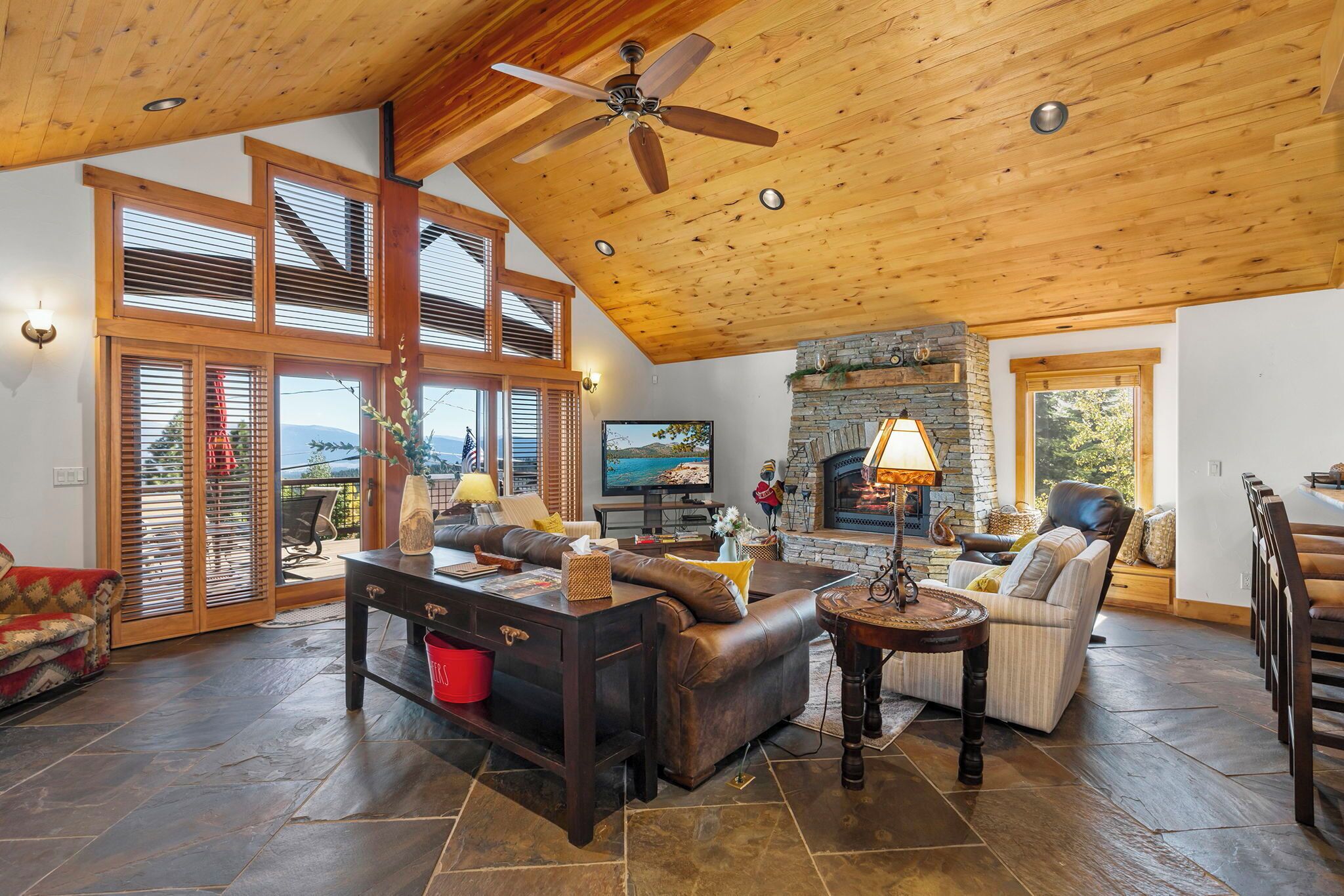 Een smart-tv en een open haard