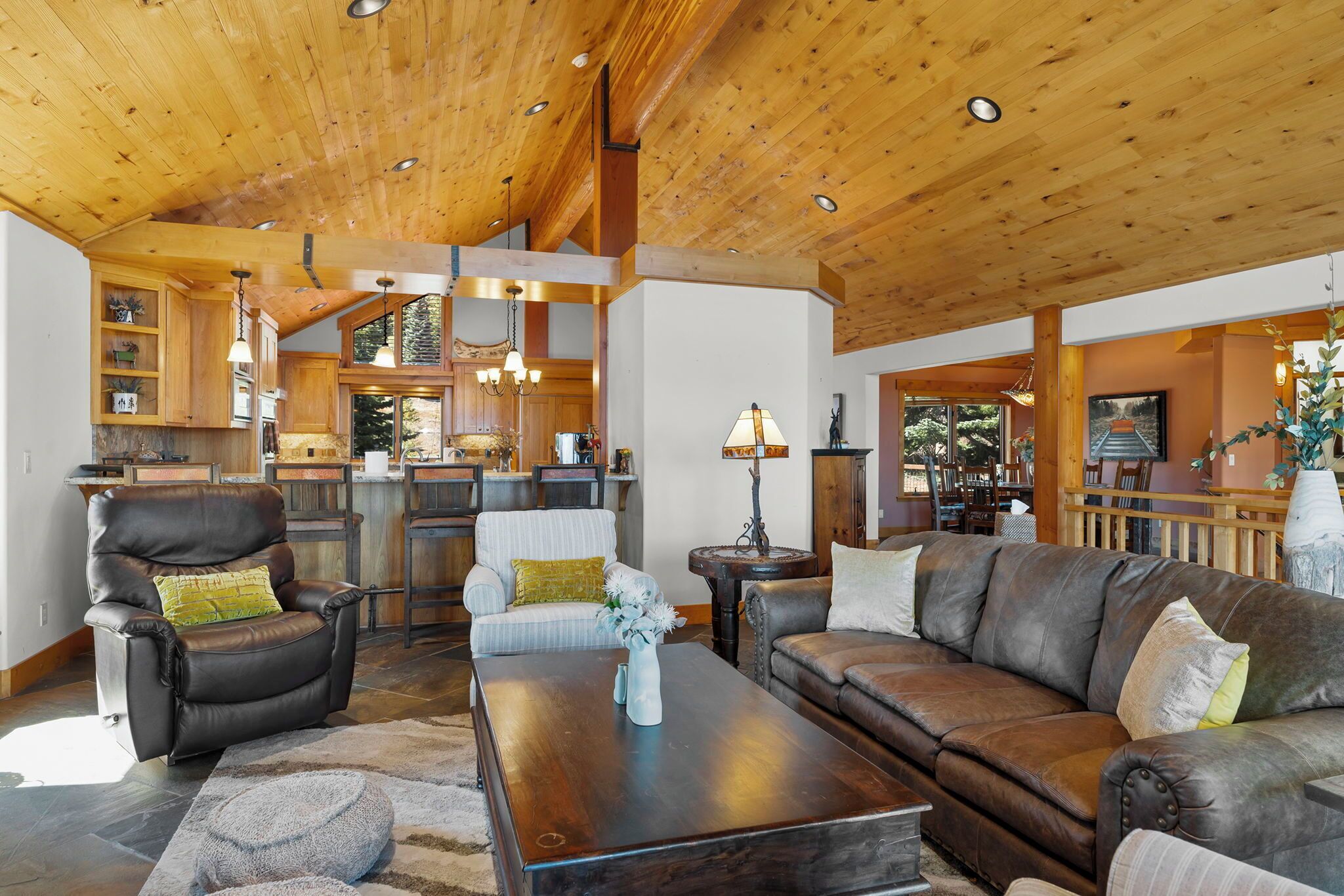 Een smart-tv en een open haard