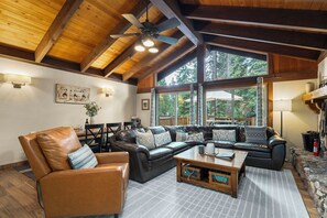 TV, peis, DVD-spiller og bøker