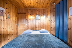 1 dormitorio, tabla de planchar con plancha, wifi y ropa de cama