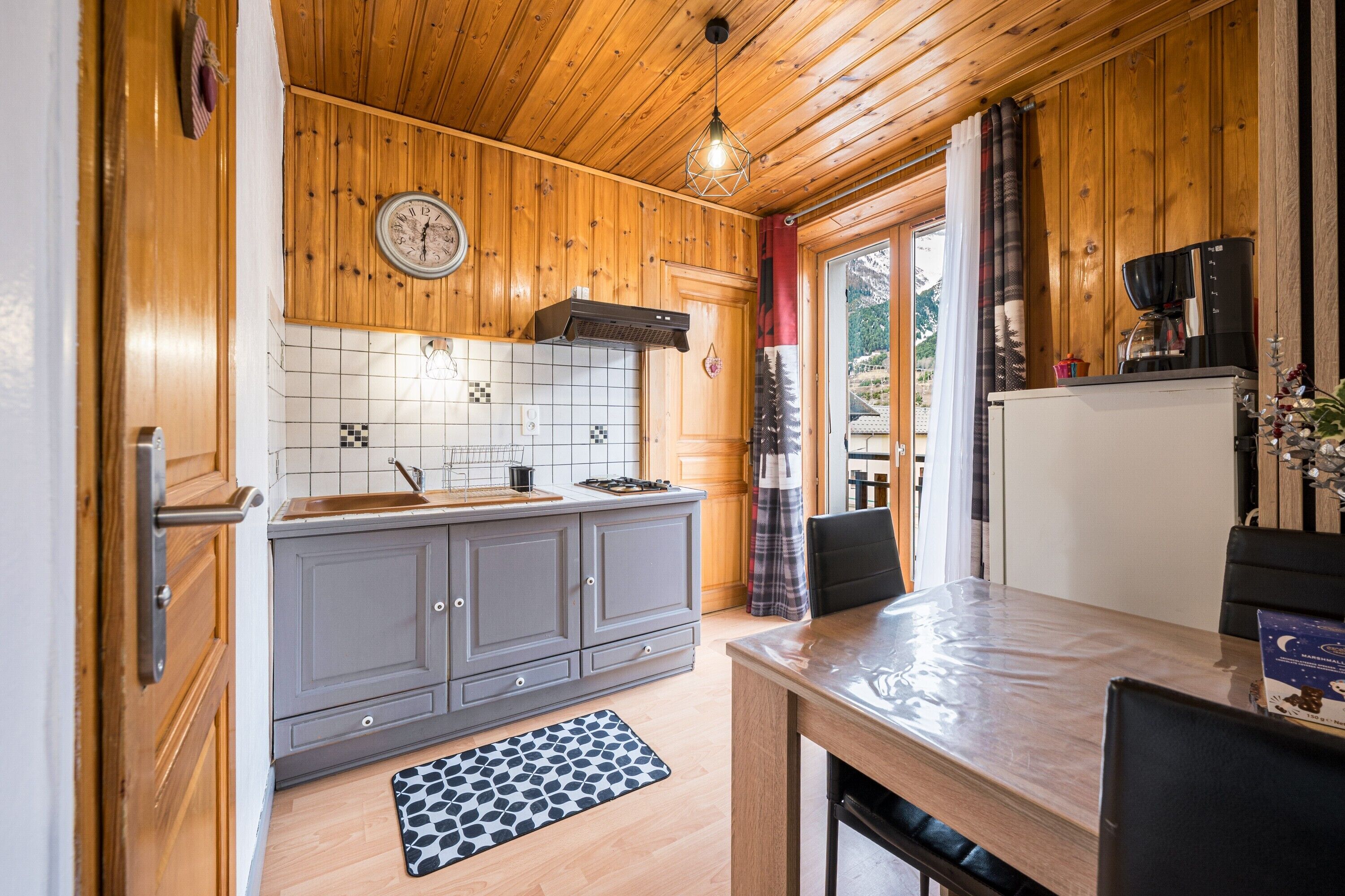 Kühlschrank, Mikrowelle, Herdplatte, Wasserkocher mit Kaffee-/Teezubehör