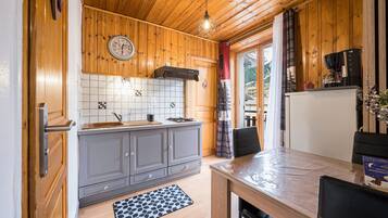 Kühlschrank, Mikrowelle, Herdplatte, Wasserkocher mit Kaffee-/Teezubehör