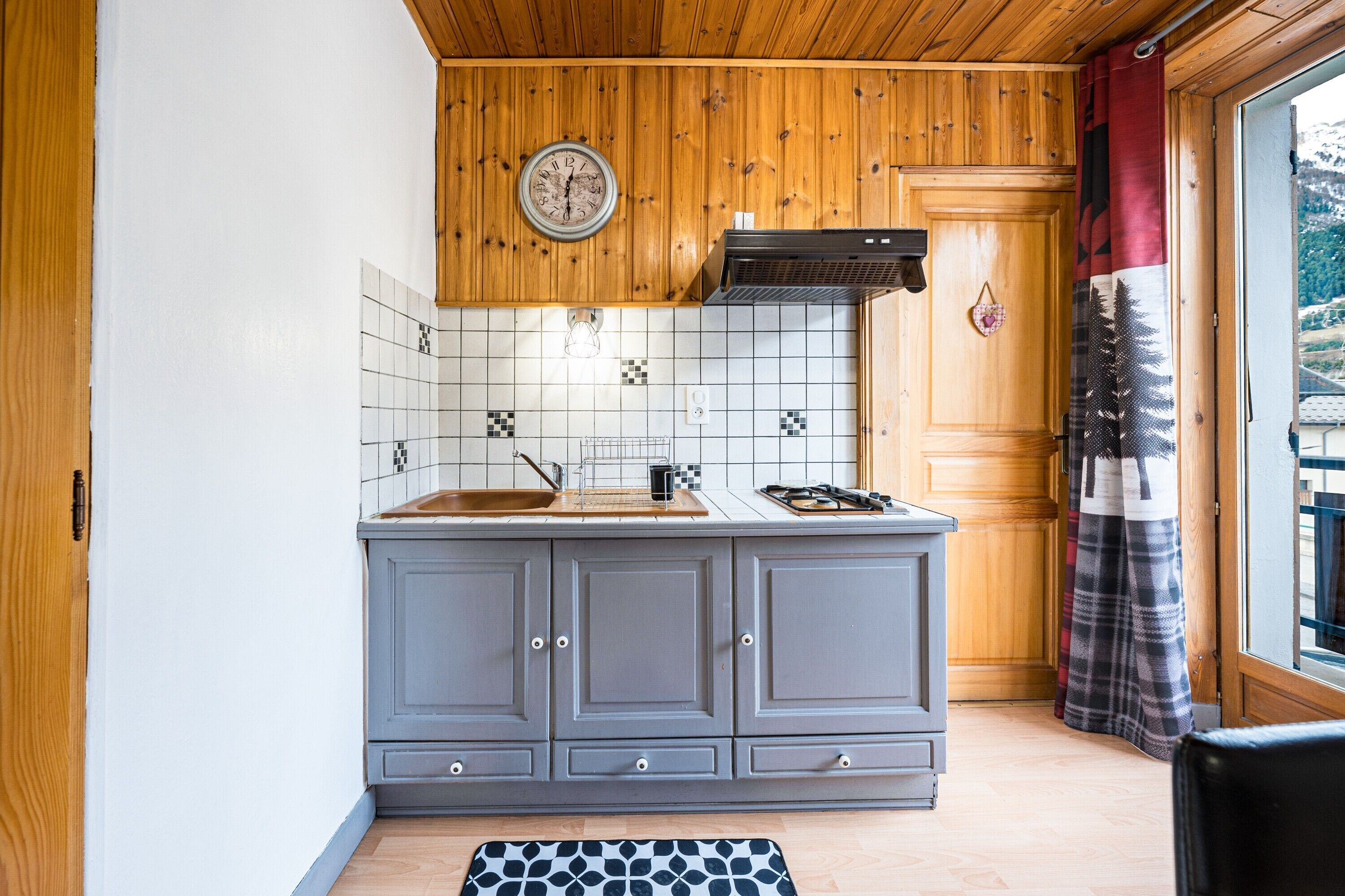 Kühlschrank, Mikrowelle, Herdplatte, Wasserkocher mit Kaffee-/Teezubehör