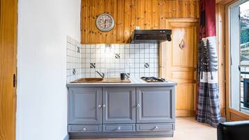 Kühlschrank, Mikrowelle, Herdplatte, Wasserkocher mit Kaffee-/Teezubehör