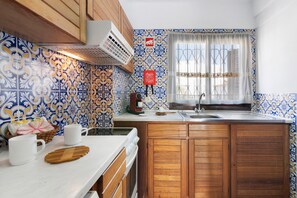 Fridge, microwave, oven, stovetop - Apartment 'T1 Albufeira' with Sea View, Balcony and Wi-Fi (Albufeira)