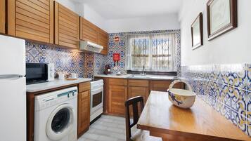 Jääkaappi, mikroaaltouuni, uuni, liesi