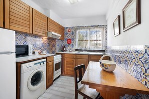 Fridge, microwave, oven, stovetop - Apartment 'T1 Albufeira' with Sea View, Balcony and Wi-Fi (Albufeira)