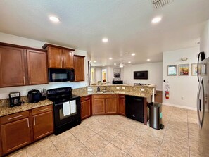 Mikrobølgeovn, ovn, kokeplater og oppvaskmaskin