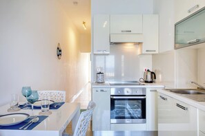 Fridge, microwave, oven, coffee/tea maker - Waterfront Gozo Stay Overlooking Marsalforn Bay (Marsalforn)