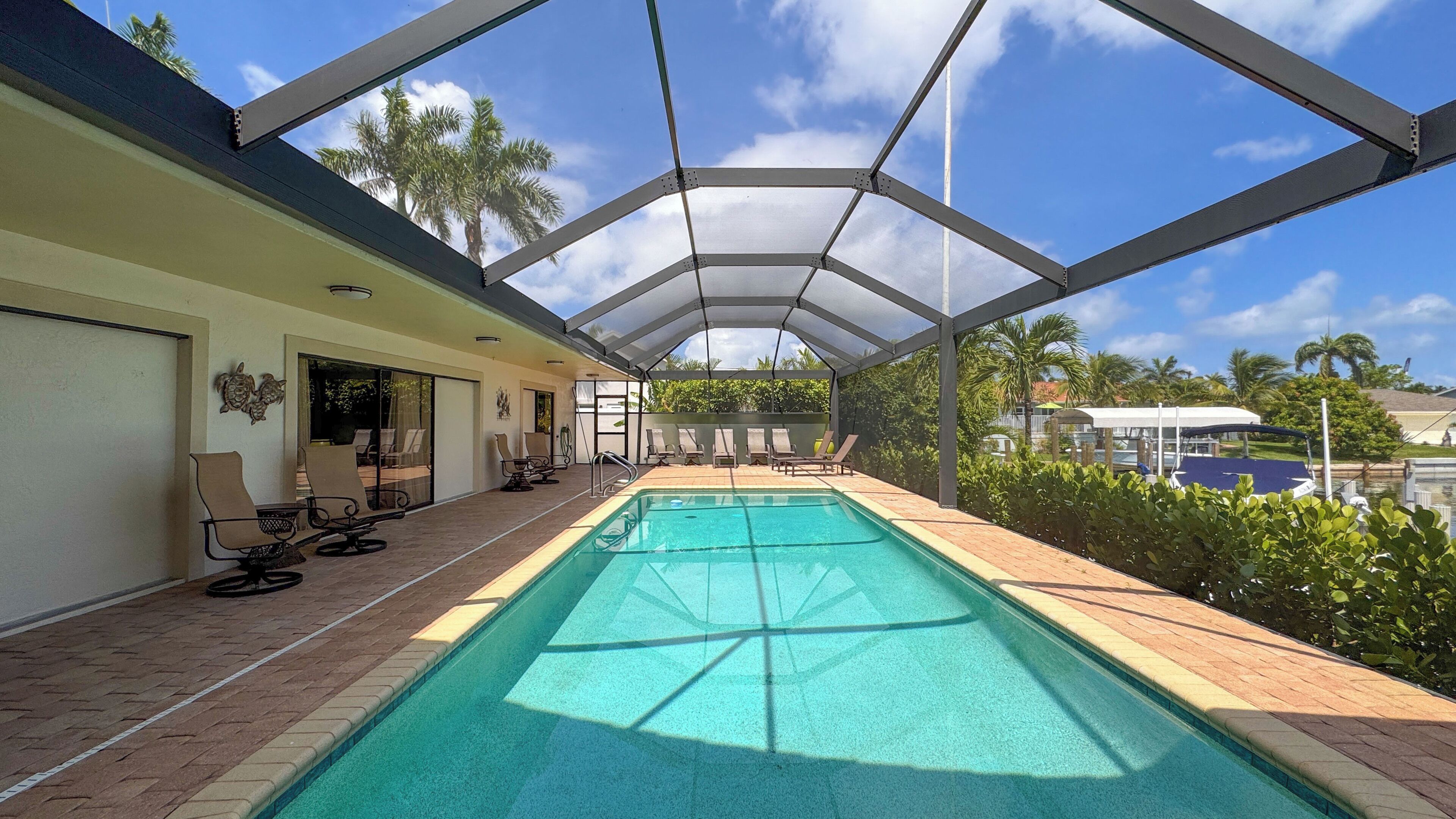 Een buitenzwembad en een verwarmd zwembad