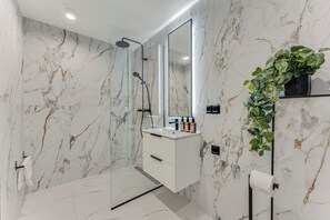 Haartrockner, Handtücher, Seife, Toilettenpapier