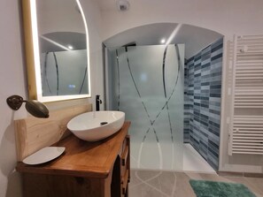 Shower, hair dryer, towels - Cottage “L'École Buissonnière de Mazalibrand”: Mountain View, Private Terrace & Garden (Mazet-Saint-Voy)