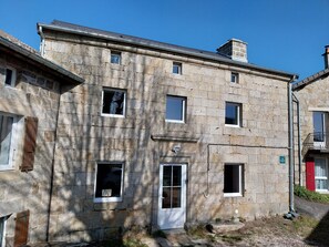 Exterior - Cottage “L'École Buissonnière de Mazalibrand”: Mountain View, Private Terrace & Garden (Mazet-Saint-Voy)