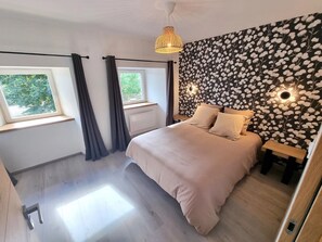 3 bedrooms, iron/ironing board, bed sheets - Cottage “L'École Buissonnière de Mazalibrand”: Mountain View, Private Terrace & Garden (Mazet-Saint-Voy)