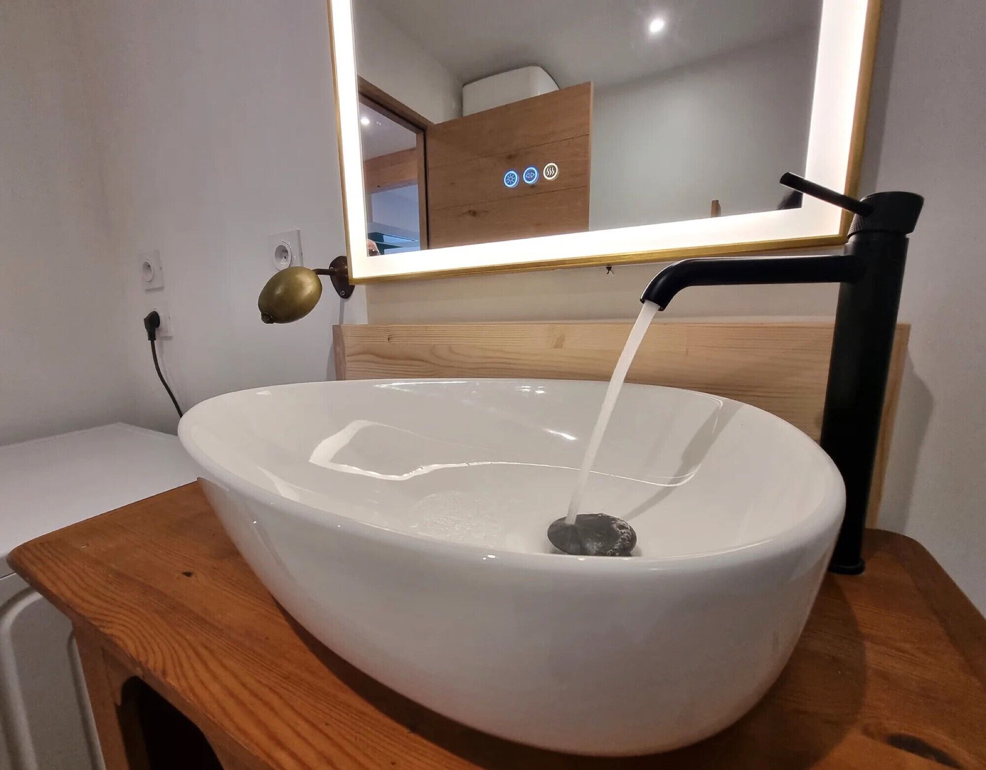 Douche, sèche-cheveux, serviettes fournies