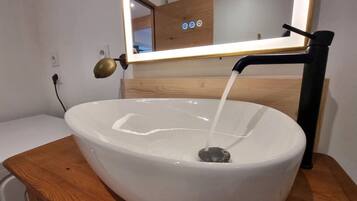 Douche, sĂšche-cheveux, serviettes fournies