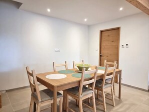 Dining - Cottage “L'École Buissonnière de Mazalibrand”: Mountain View, Private Terrace & Garden (Mazet-Saint-Voy)