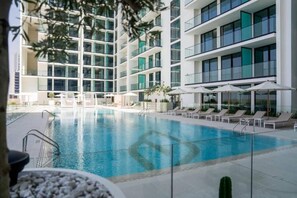 Pool - Bright & Modern Studio Retreat l Free Gym & Pool (Jumeirah Village Circle)