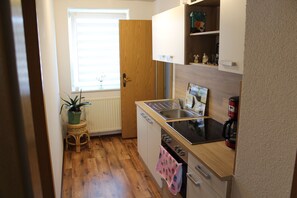 Kühlschrank, Mikrowelle, Ofen, Wasserkocher mit Kaffee-/Teezubehör