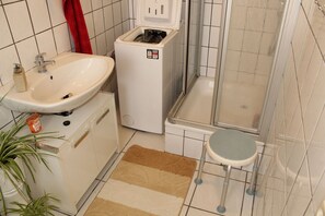 Haartrockner, Handtücher, Seife, Toilettenpapier