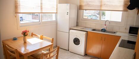 Køleskab, mikrobølgeovn, ovn, elkedel