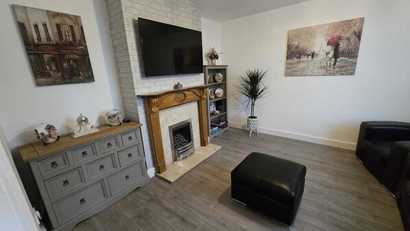 TV, fireplace